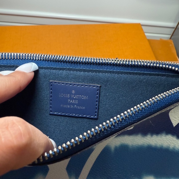 LV New blue and white crossbody bag - Picture 3 of 8